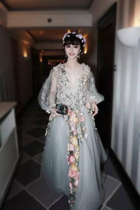 范冰冰Angelababy走廊造型_女明星酒店走廊拍照攻略_女明星宾馆